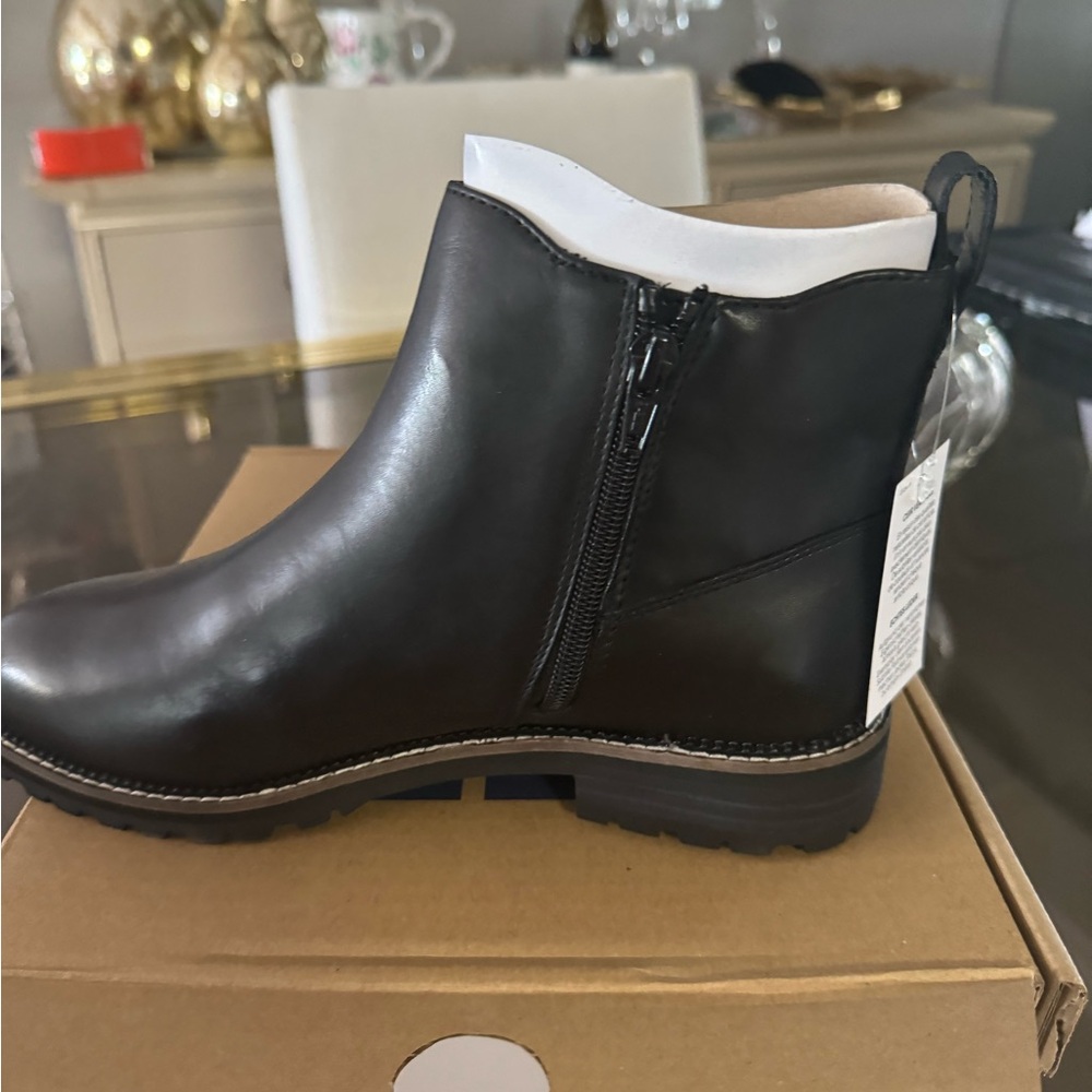 Brand new inbox, lands, and Chelsea boots size 8